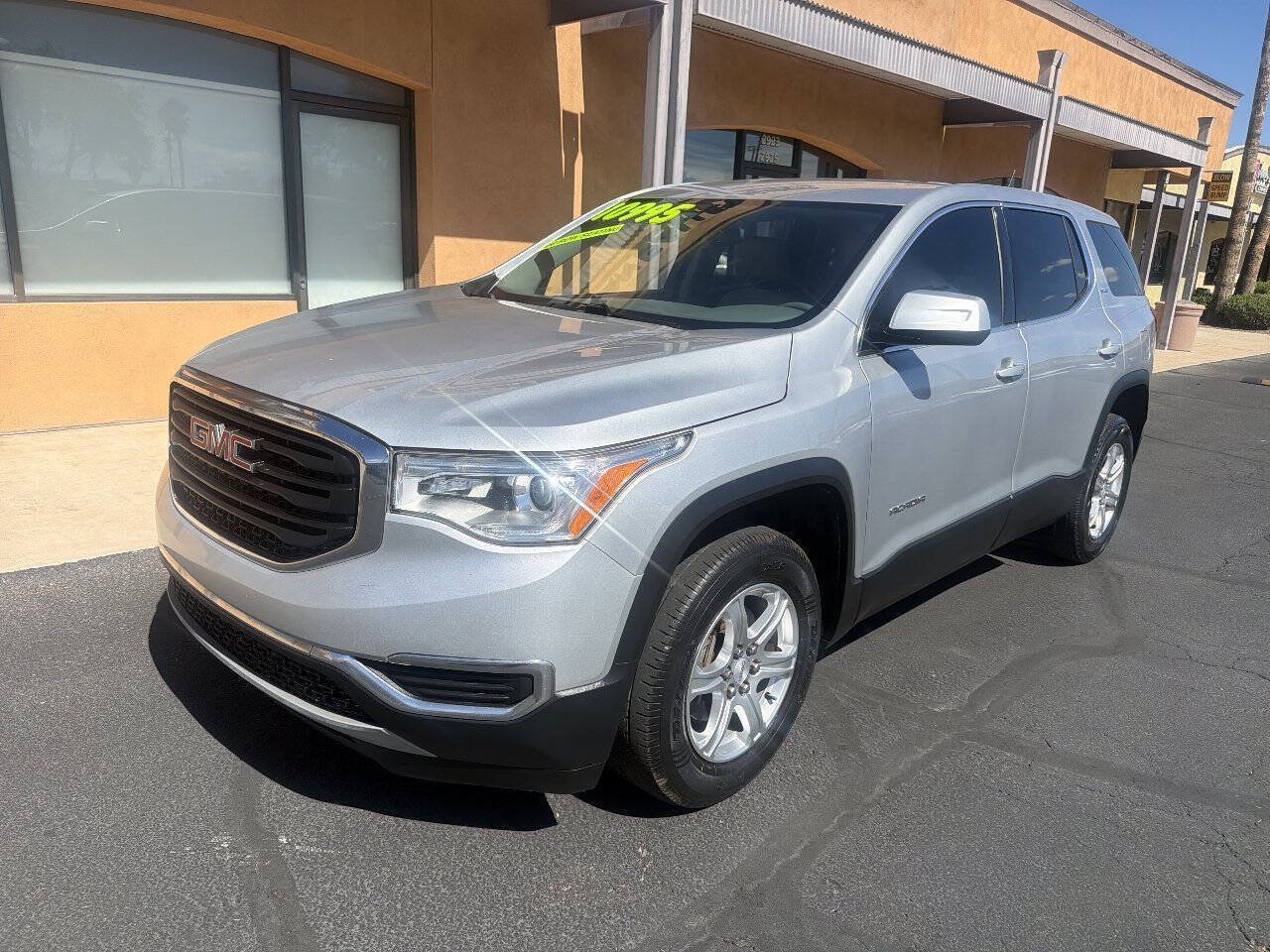 Used 2018 GMC Acadia SLE w/ LPO, Cargo Package FWD image 2
