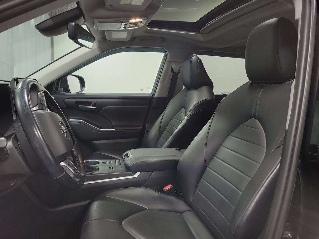 Used 2020 Toyota Highlander XLE FWD image 15