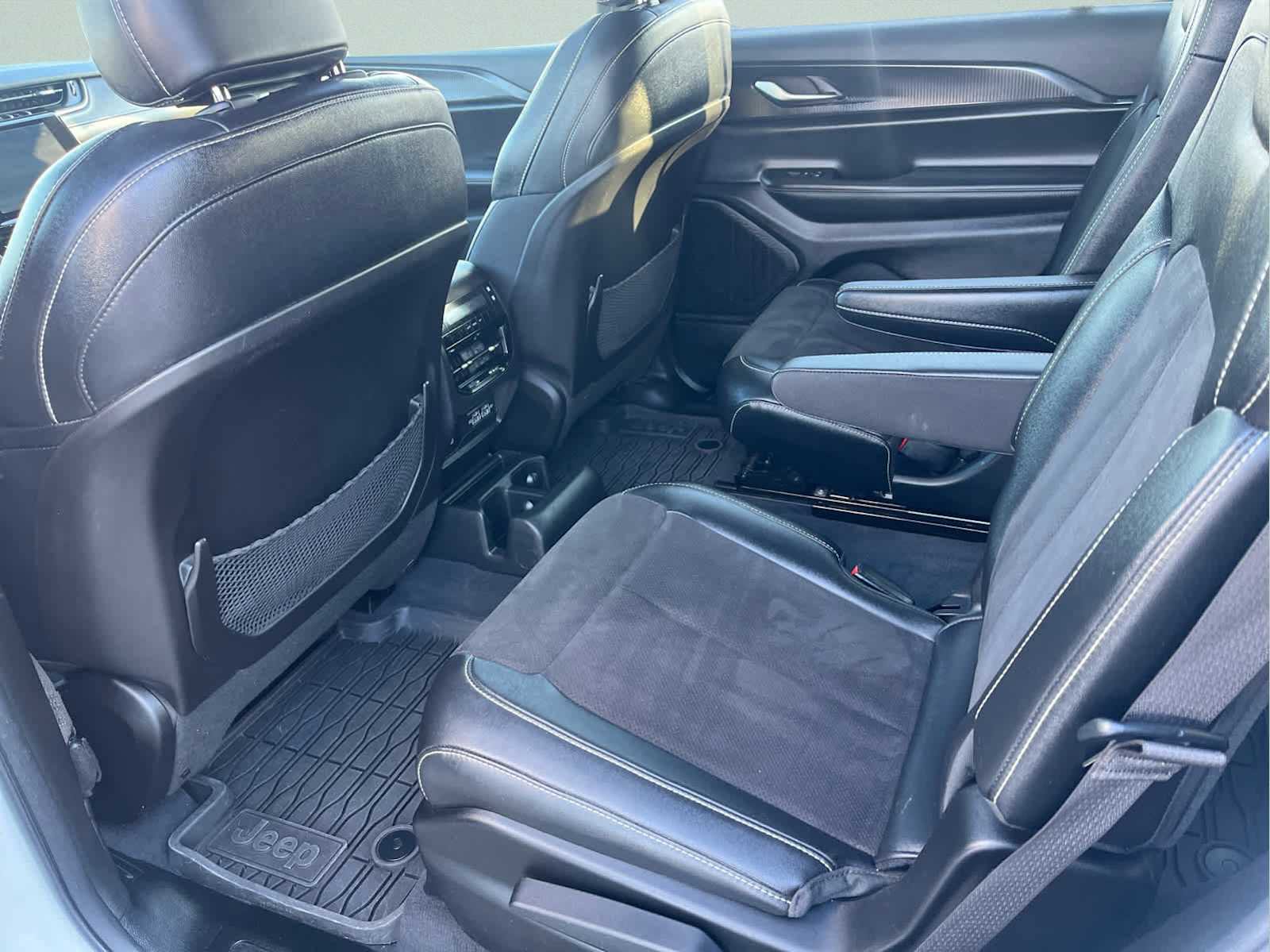 Used 2023 Jeep Grand Cherokee L Laredo image 25