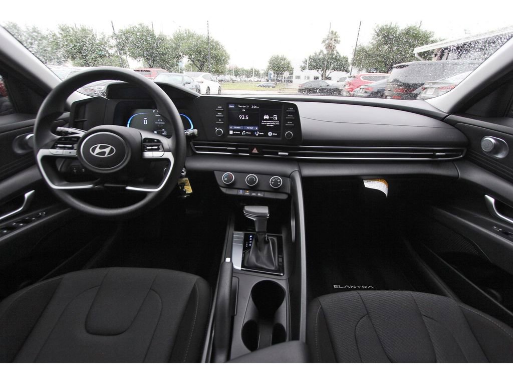 Certified 2025 Hyundai Elantra SE FWD image 10