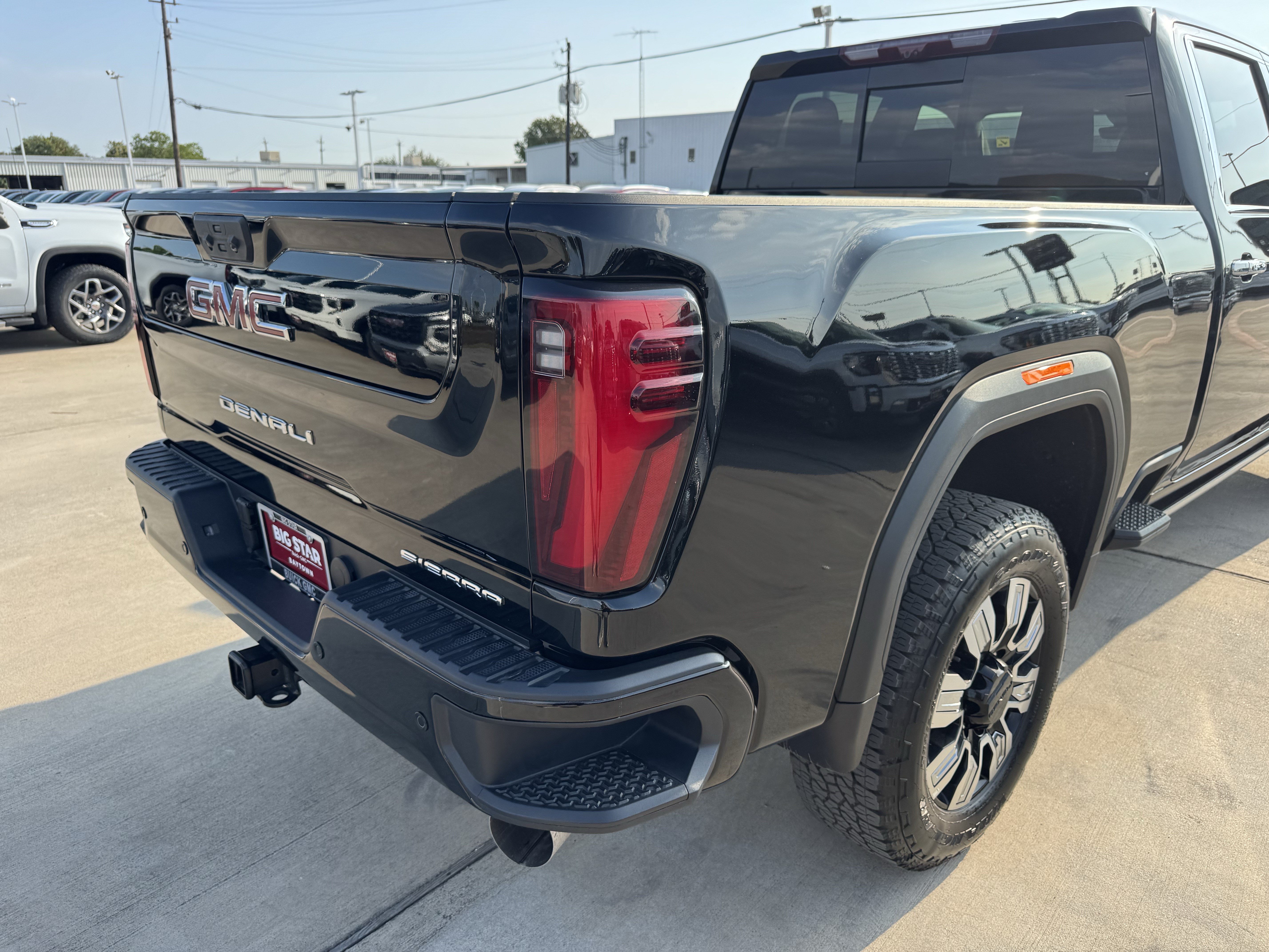 Used 2025 GMC Sierra 2500 Denali w/ Denali Reserve Package AWD/4WD image 8