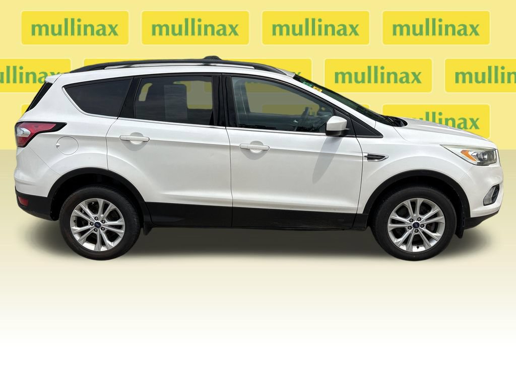 Used 2017 Ford Escape SE w/ Equipment Group 201A AWD/4WD image 2