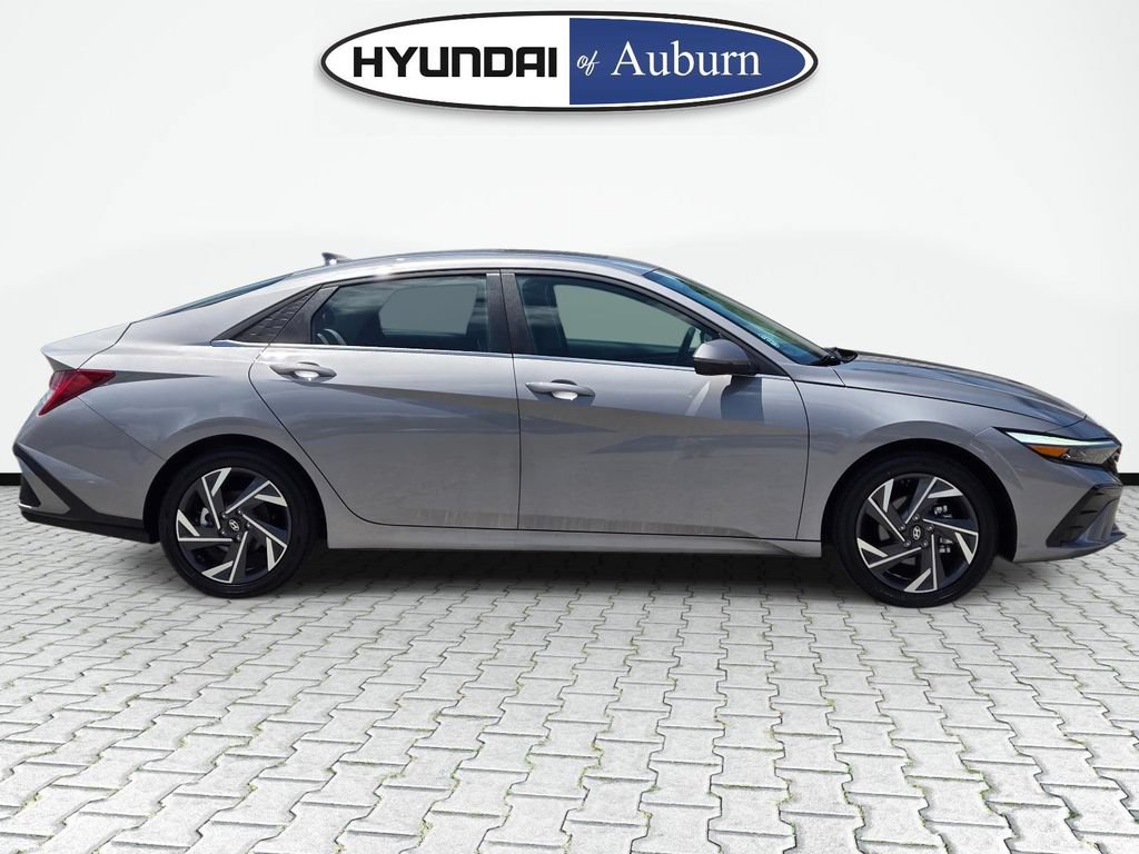 Certified 2025 Hyundai Elantra Limited FWD image 4