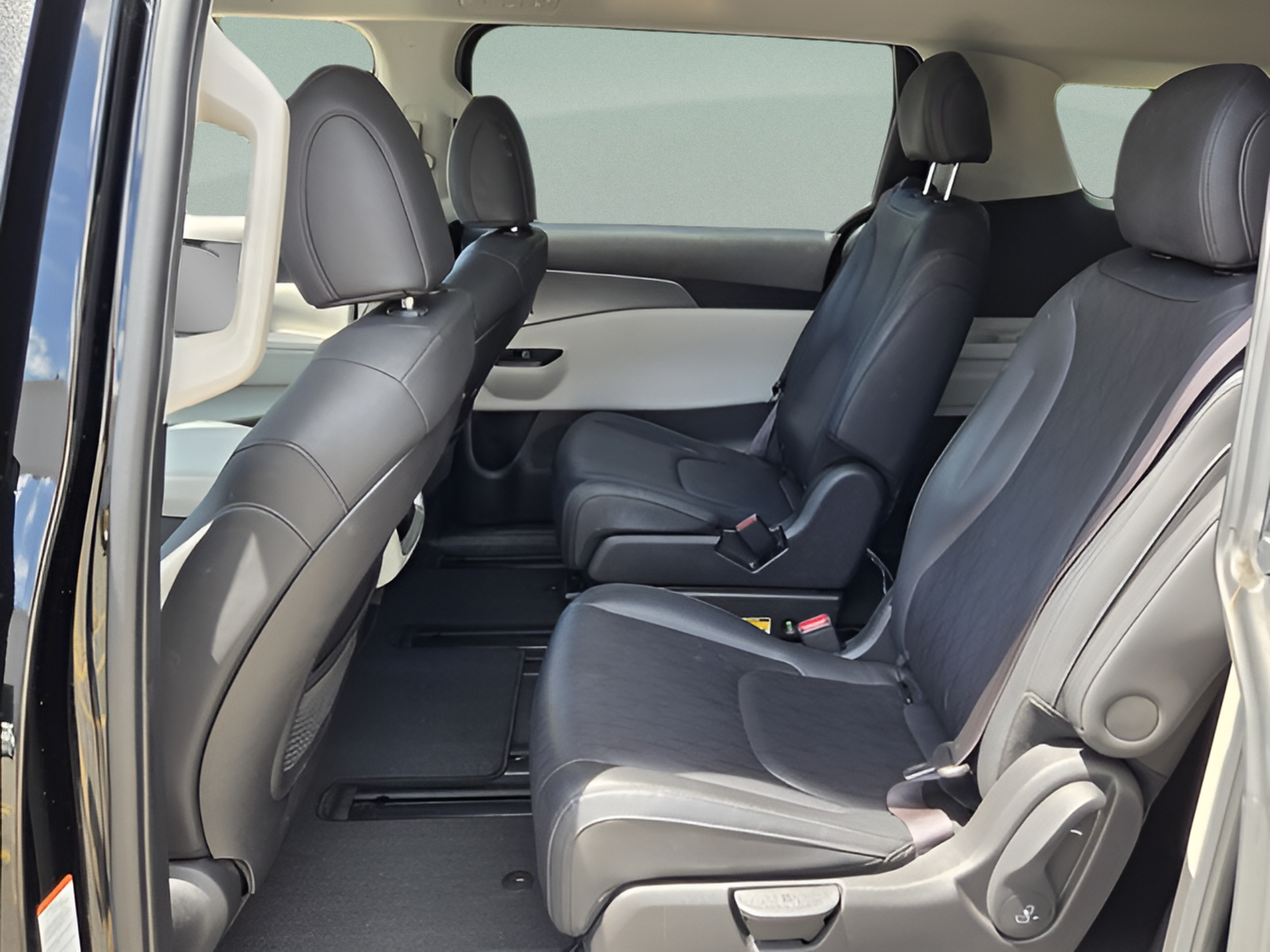 Used 2023 Kia Carnival LX FWD image 10