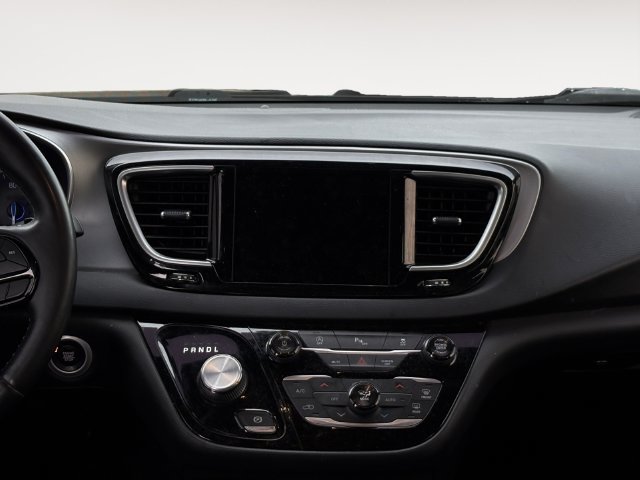 Used 2018 Chrysler Pacifica Touring-L Plus FWD image 11