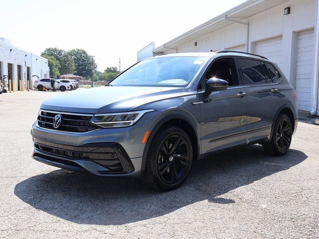Used 2024 Volkswagen Tiguan SE R-Line FWD image 3