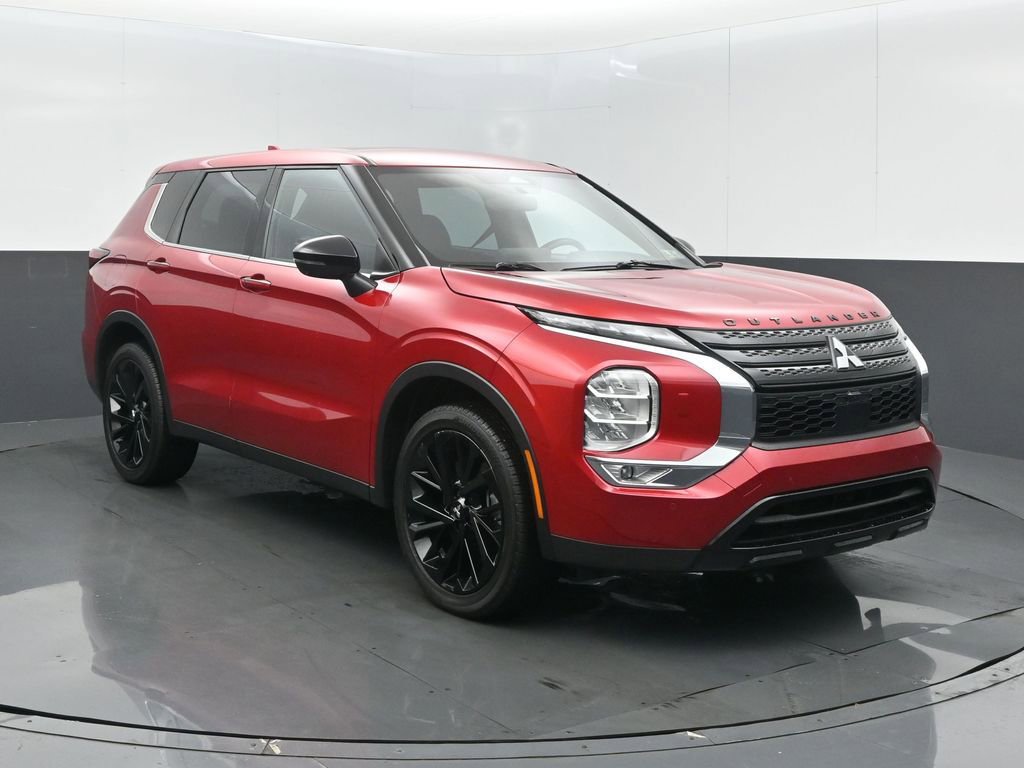 Used 2023 Mitsubishi Outlander SE image 2