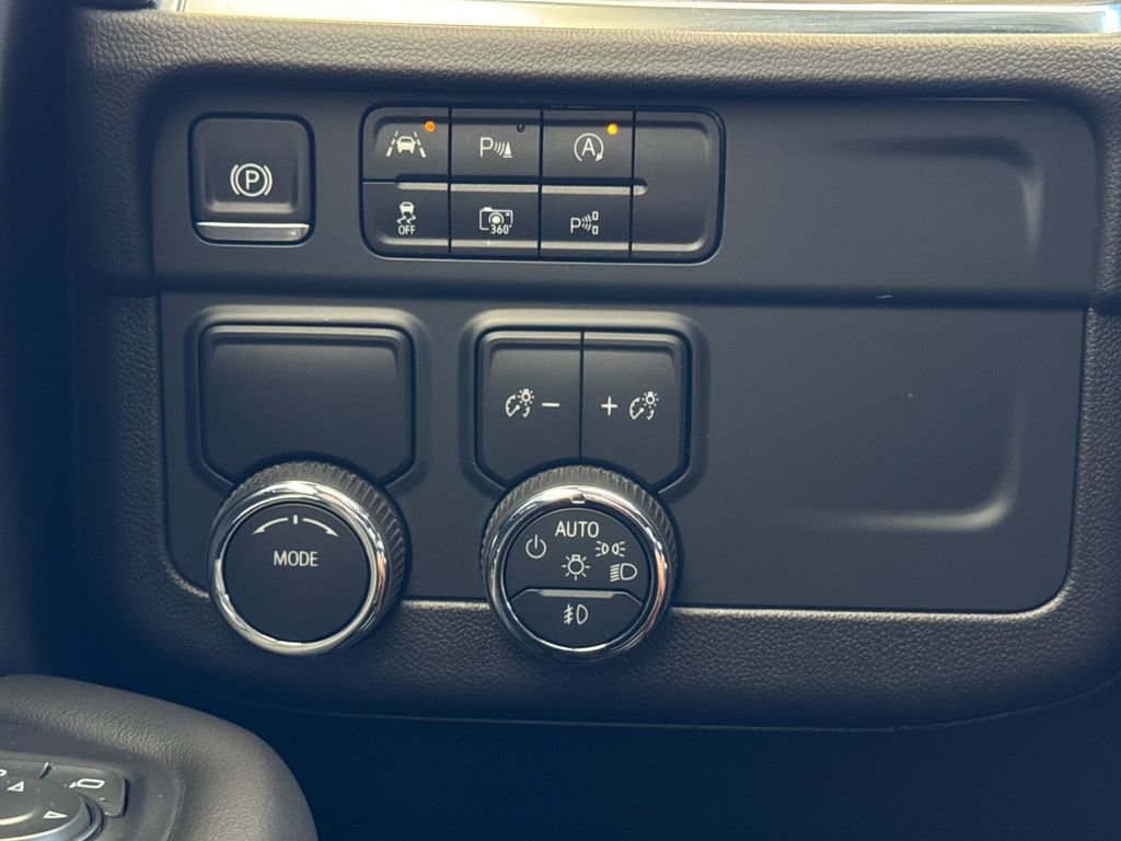 Used 2025 Chevrolet Suburban Premier RWD image 32