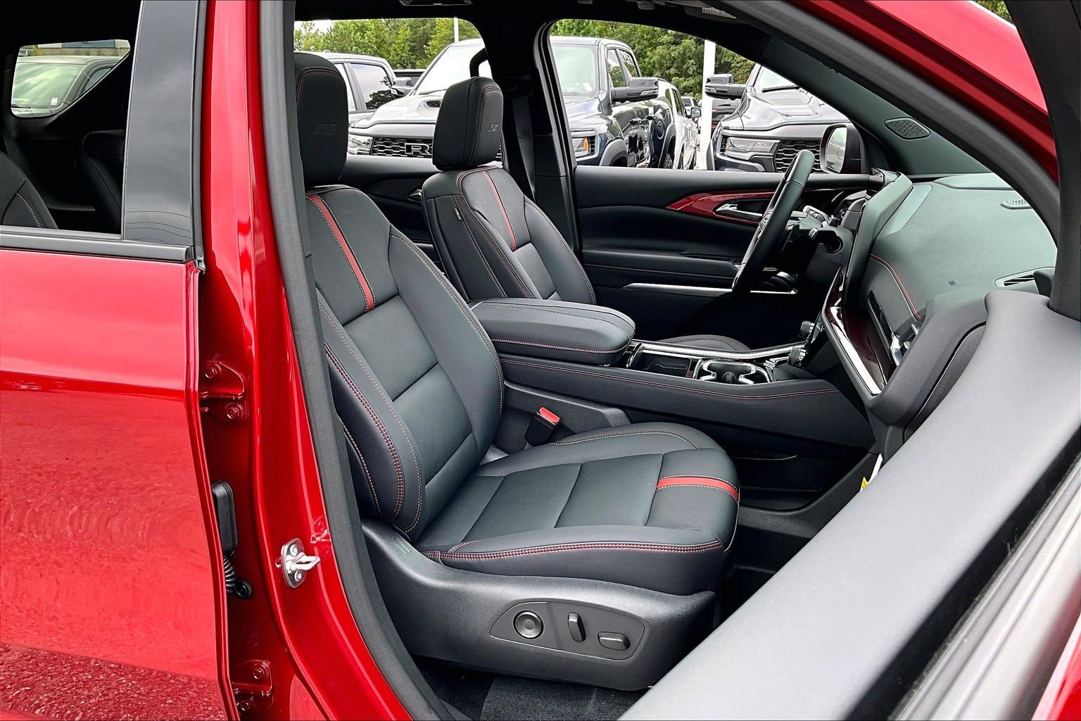 Used 2026 Chevrolet Traverse RS w/ LPO, Floor Liner Package AWD/4WD image 7