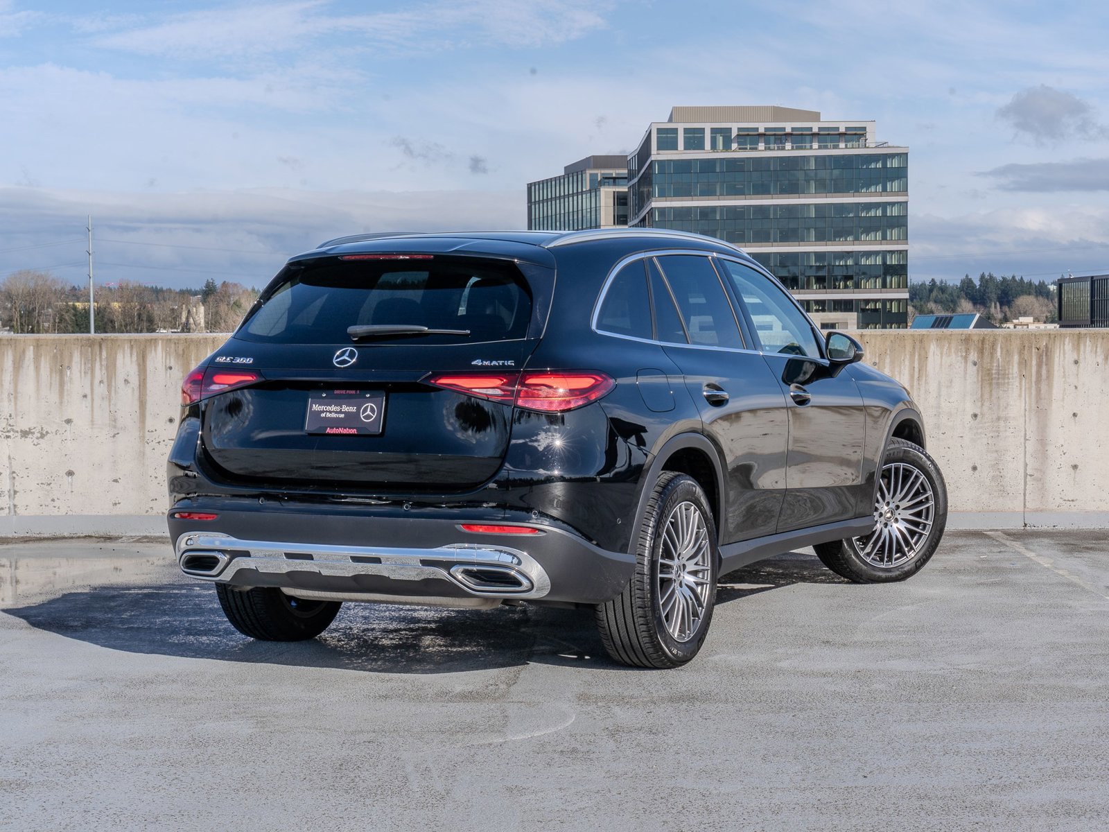 Used 2023 Mercedes-Benz GLC 300 4MATIC image 4