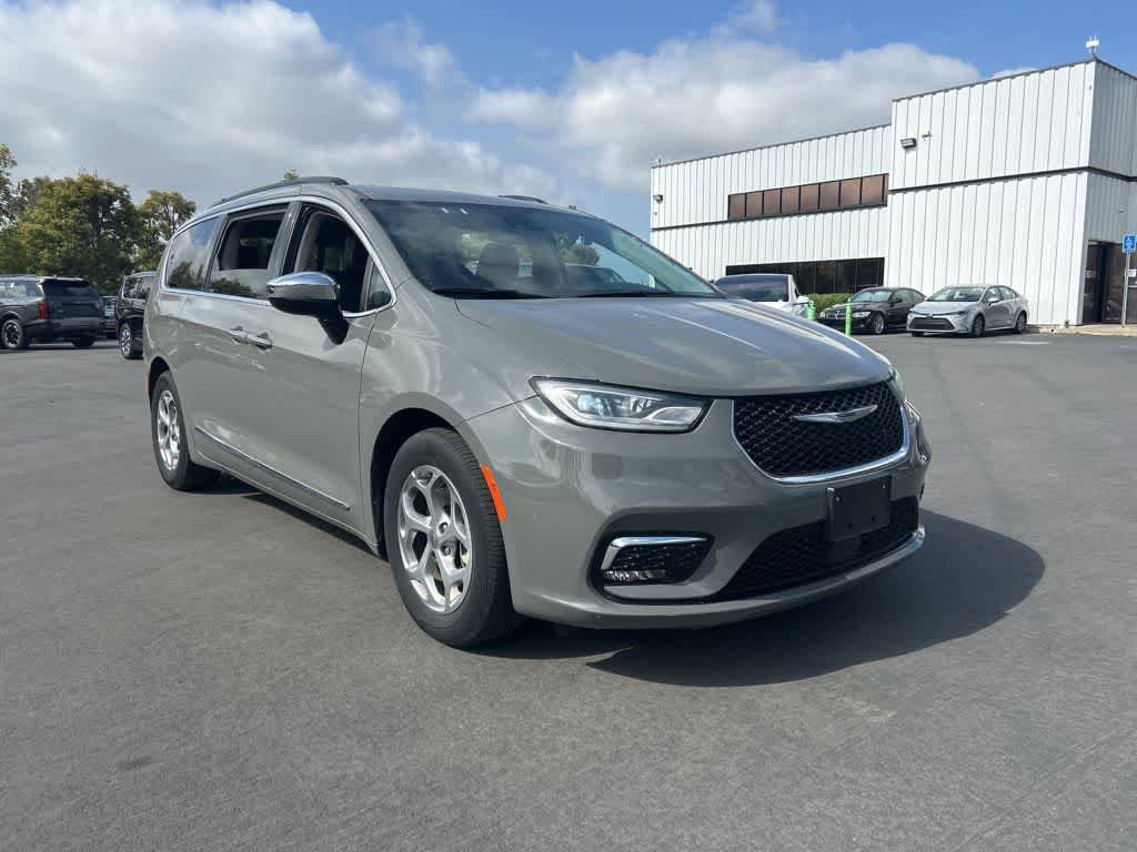 Used 2023 Chrysler Pacifica Limited FWD image 2