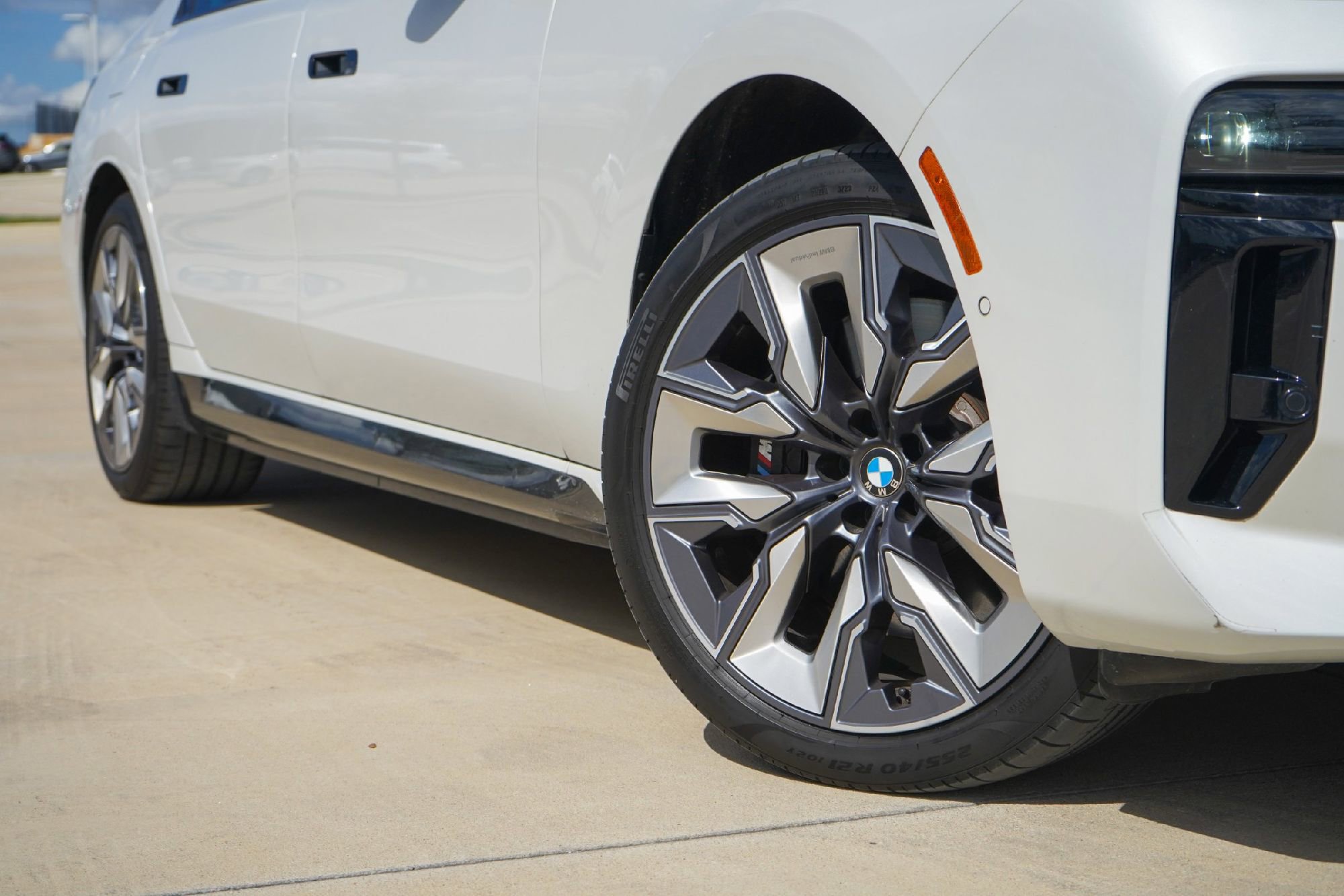 Used 2024 BMW 750e xDrive w/ Executive Package image 3