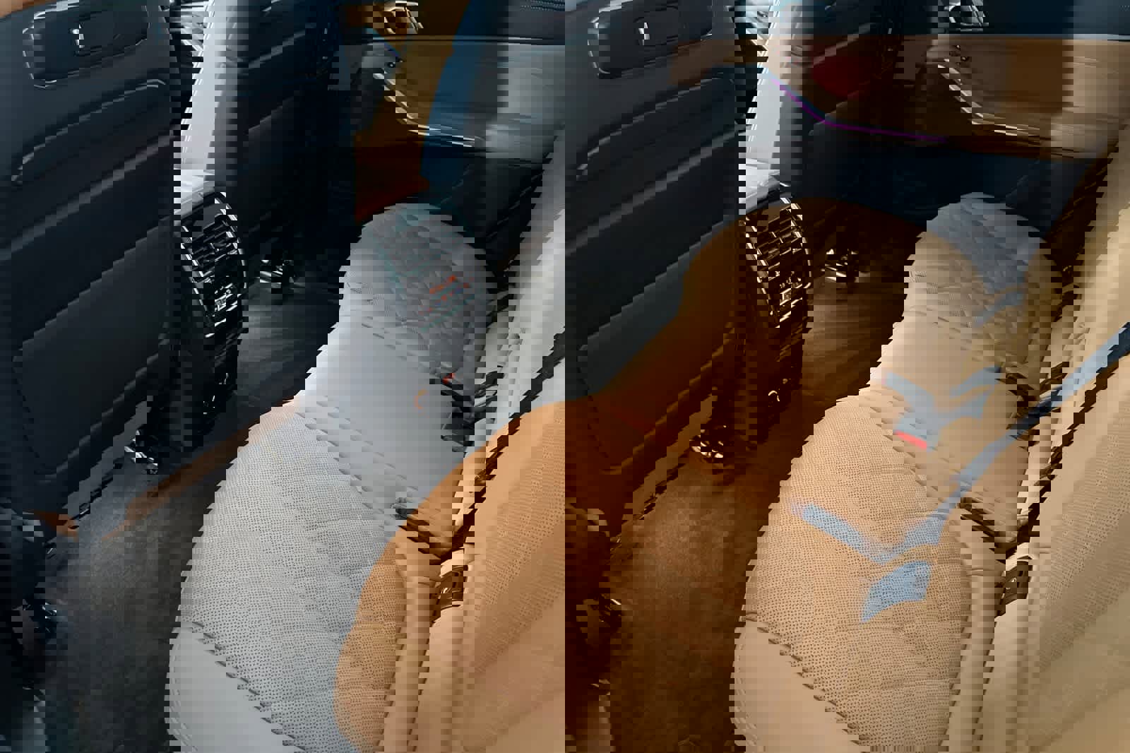 Used 2026 BMW X7 xDrive40i w/ Executive Package image 4