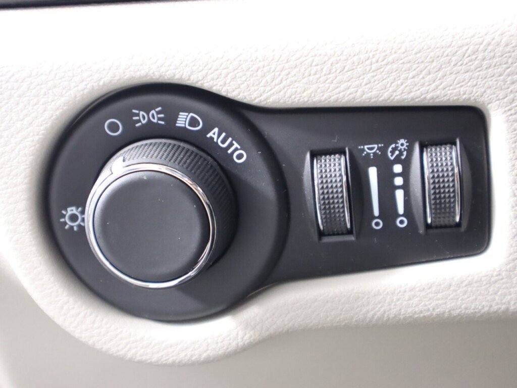 Used 2021 Chrysler Voyager LX w/ Cold Weather Group FWD image 10