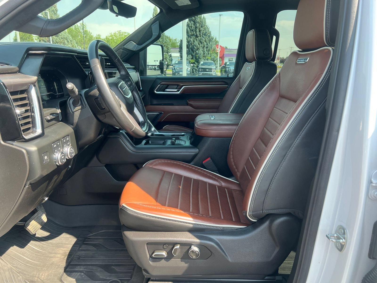 Used 2024 GMC Sierra 3500 Denali Ultimate AWD/4WD image 9
