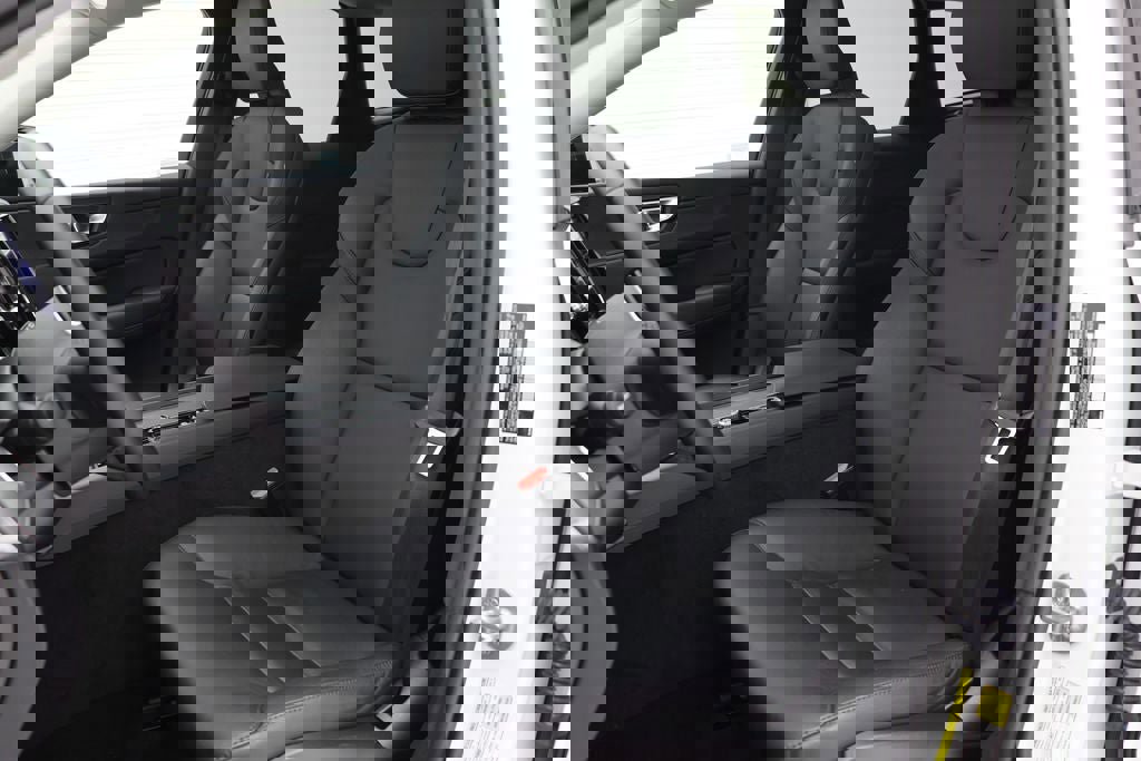 Used 2025 Volvo XC60 B5 Core image 17