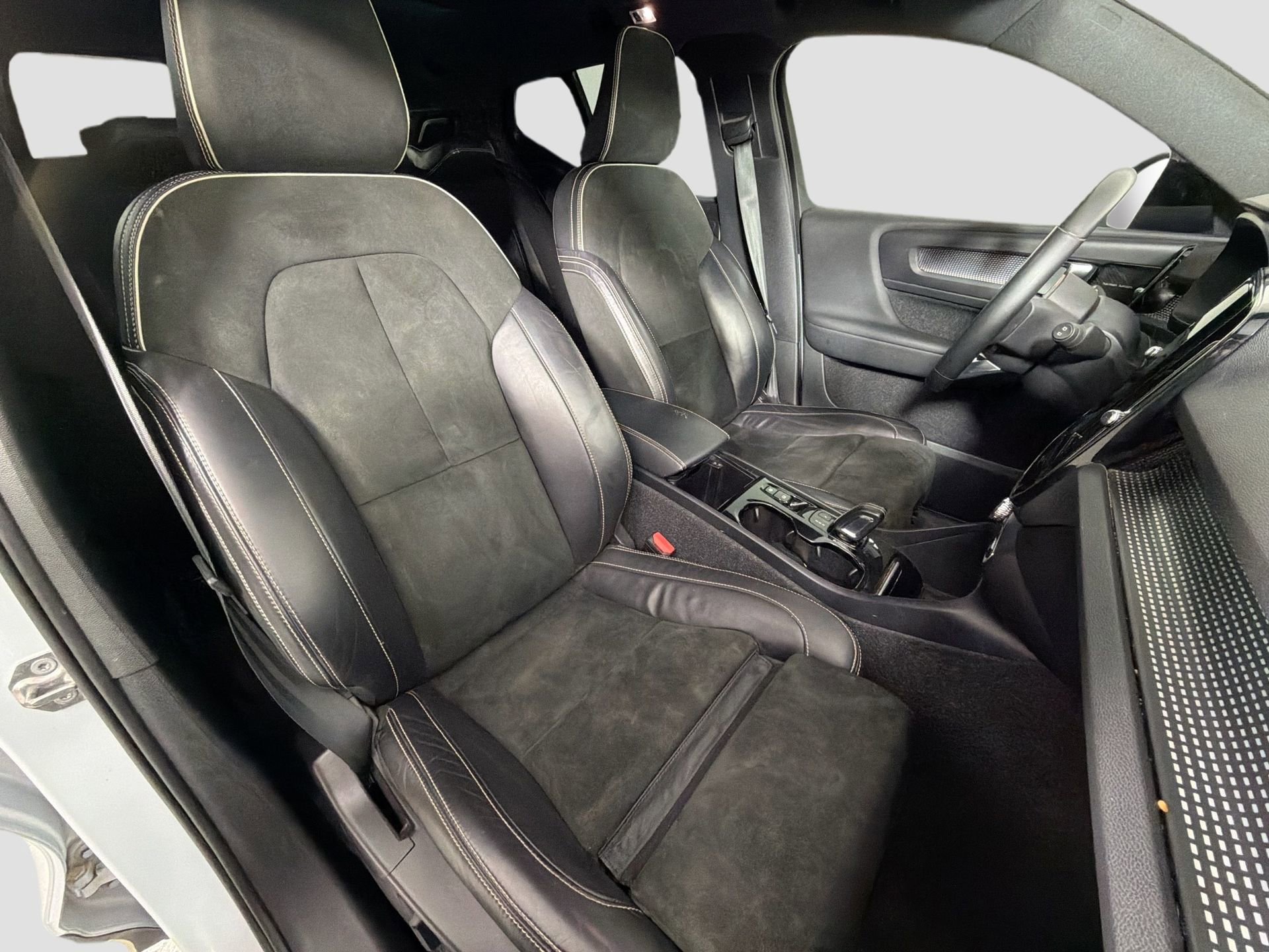 Used 2022 Volvo XC40 T5 R-Design w/ Advanced Package image 28