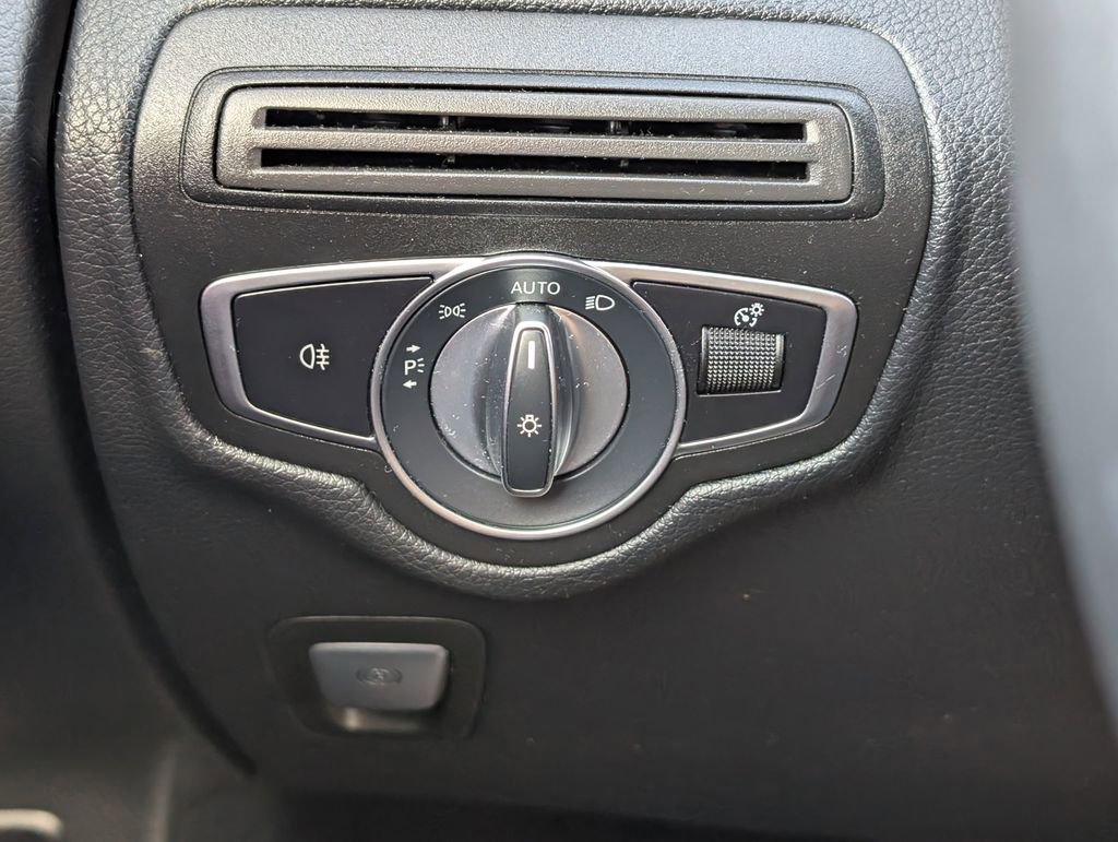 Used 2021 Mercedes-Benz GLC 300 4MATIC image 22