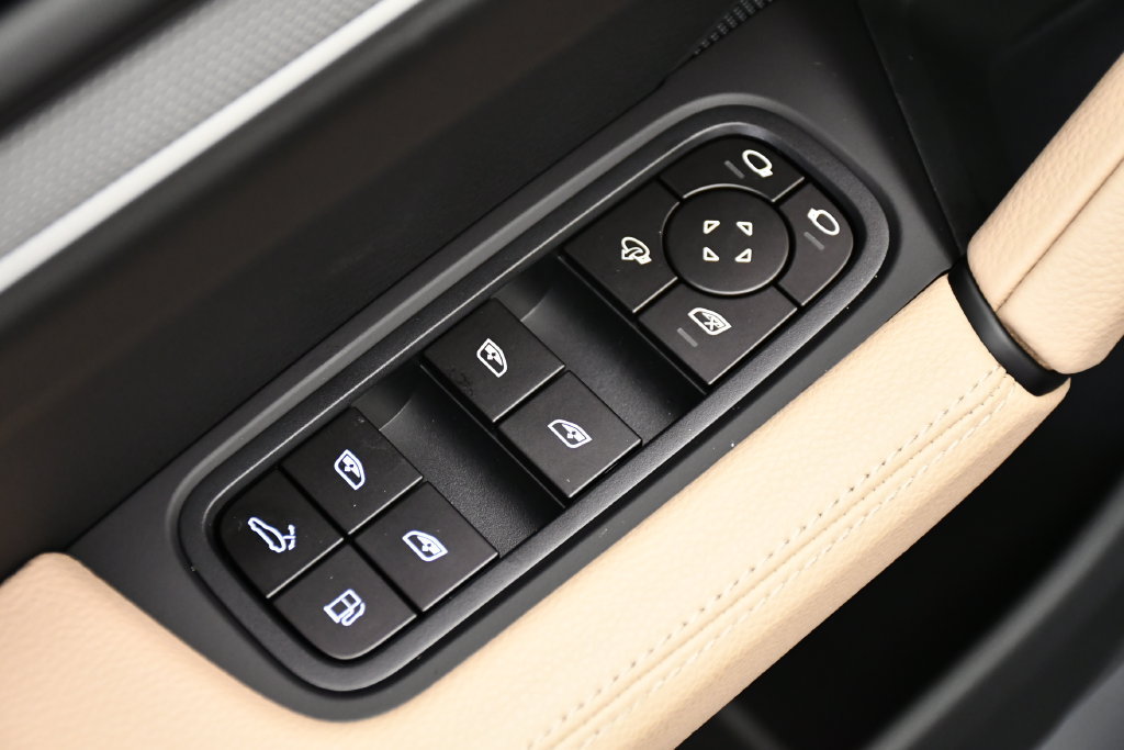 Certified 2025 Porsche Cayenne E-Hybrid Coupe AWD/4WD image 39