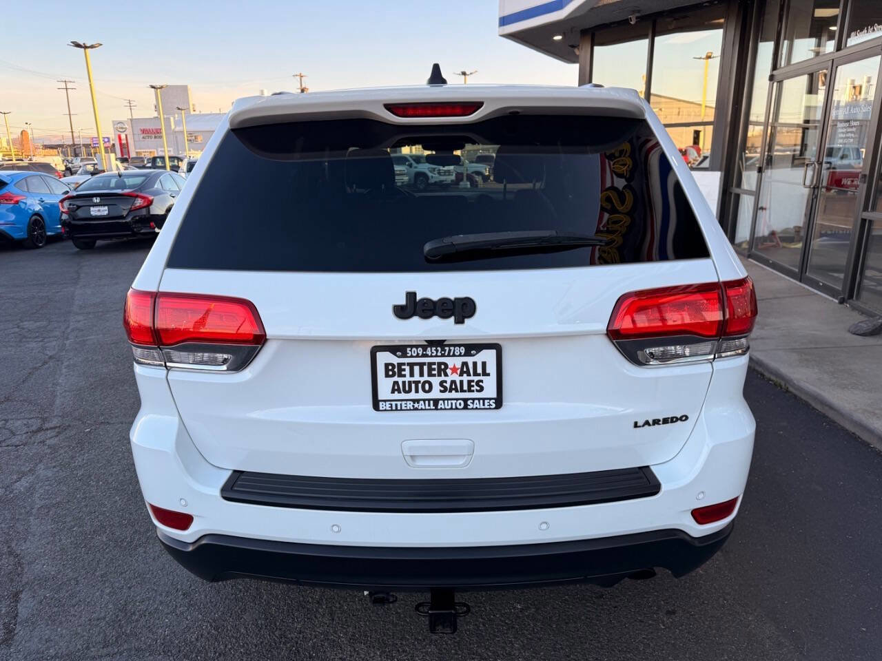 Used 2017 Jeep Grand Cherokee Laredo RWD image 4
