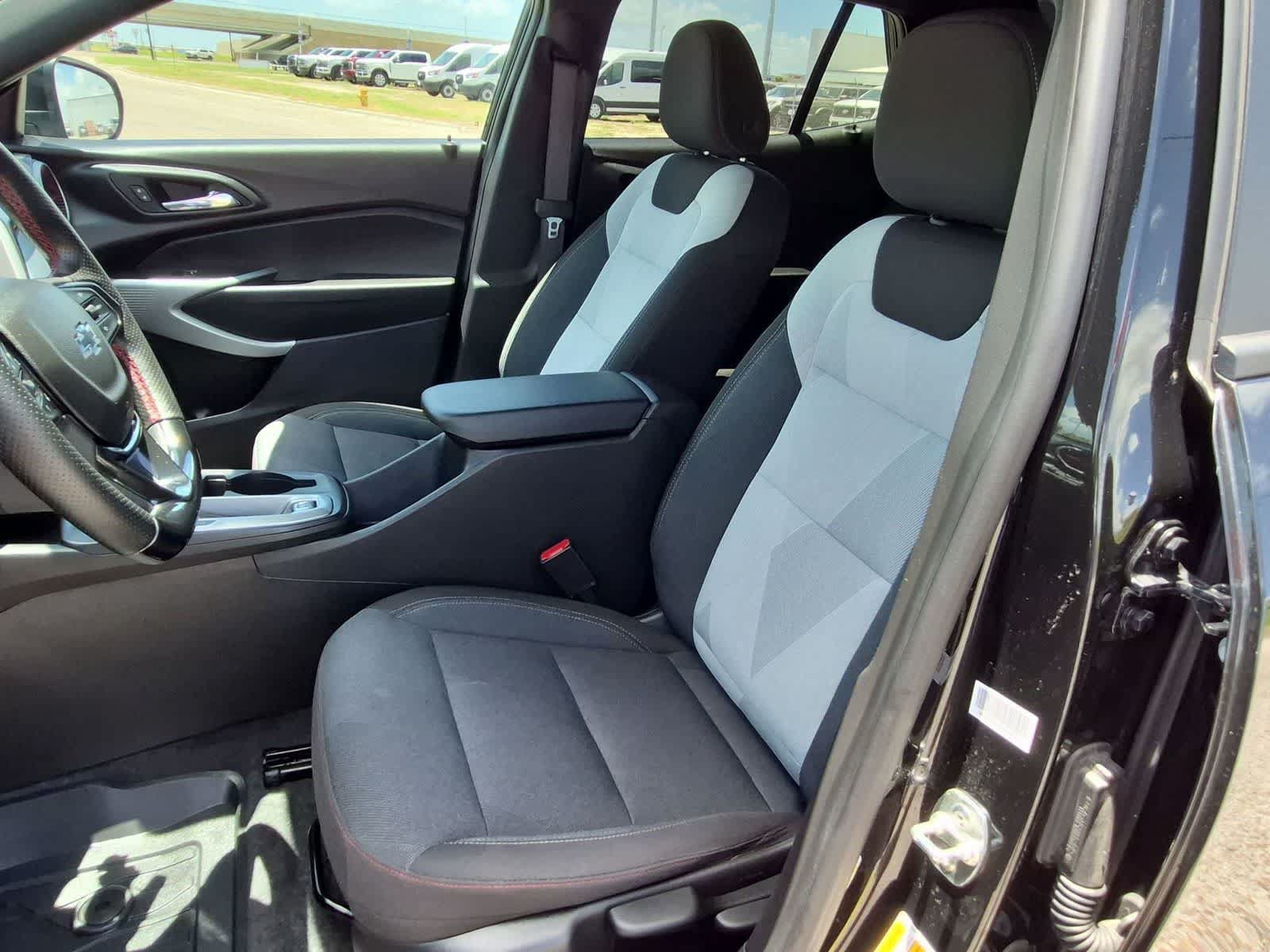 Used 2025 Chevrolet Trax RS FWD image 17