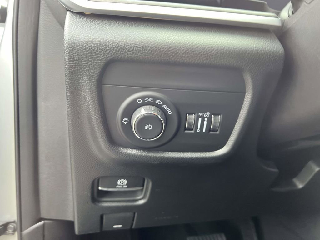 Used 2025 Jeep Grand Cherokee L Limited image 27