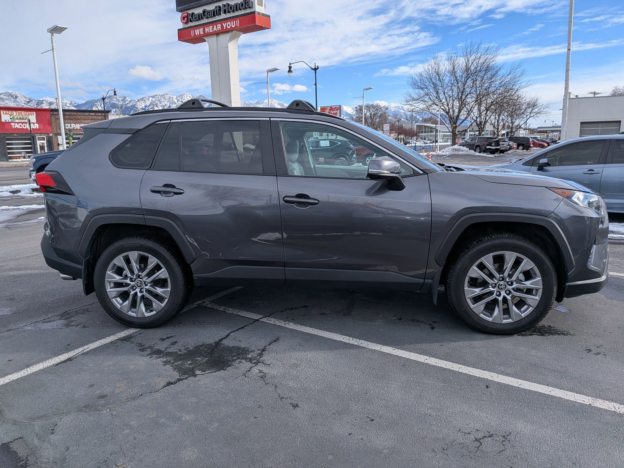 Used 2021 Toyota RAV4 XLE Premium image 2
