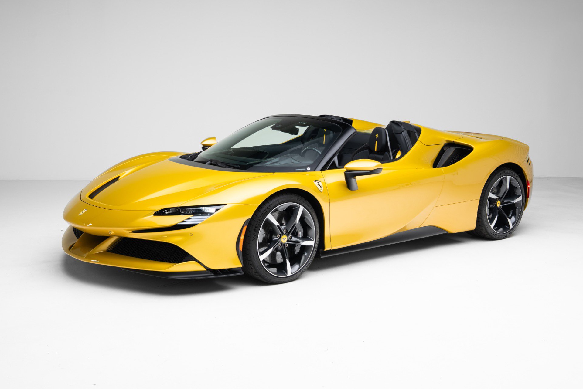 Used 2023 Ferrari SF90 Spider AWD/4WD image 2