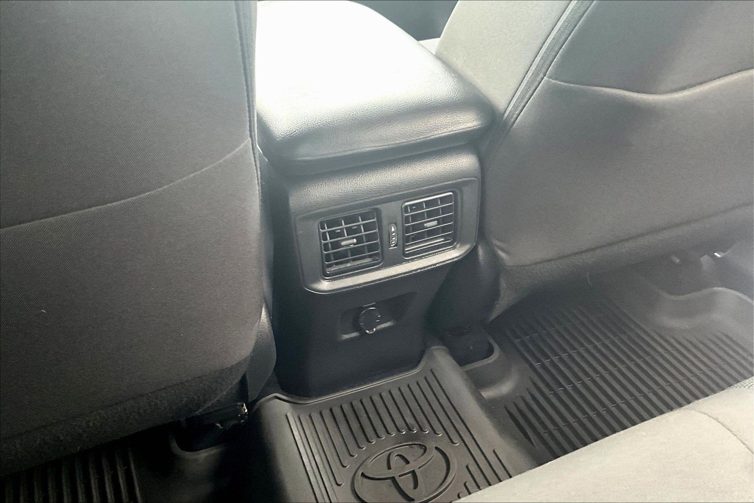 Used 2021 Toyota RAV4 LE AWD/4WD image 24