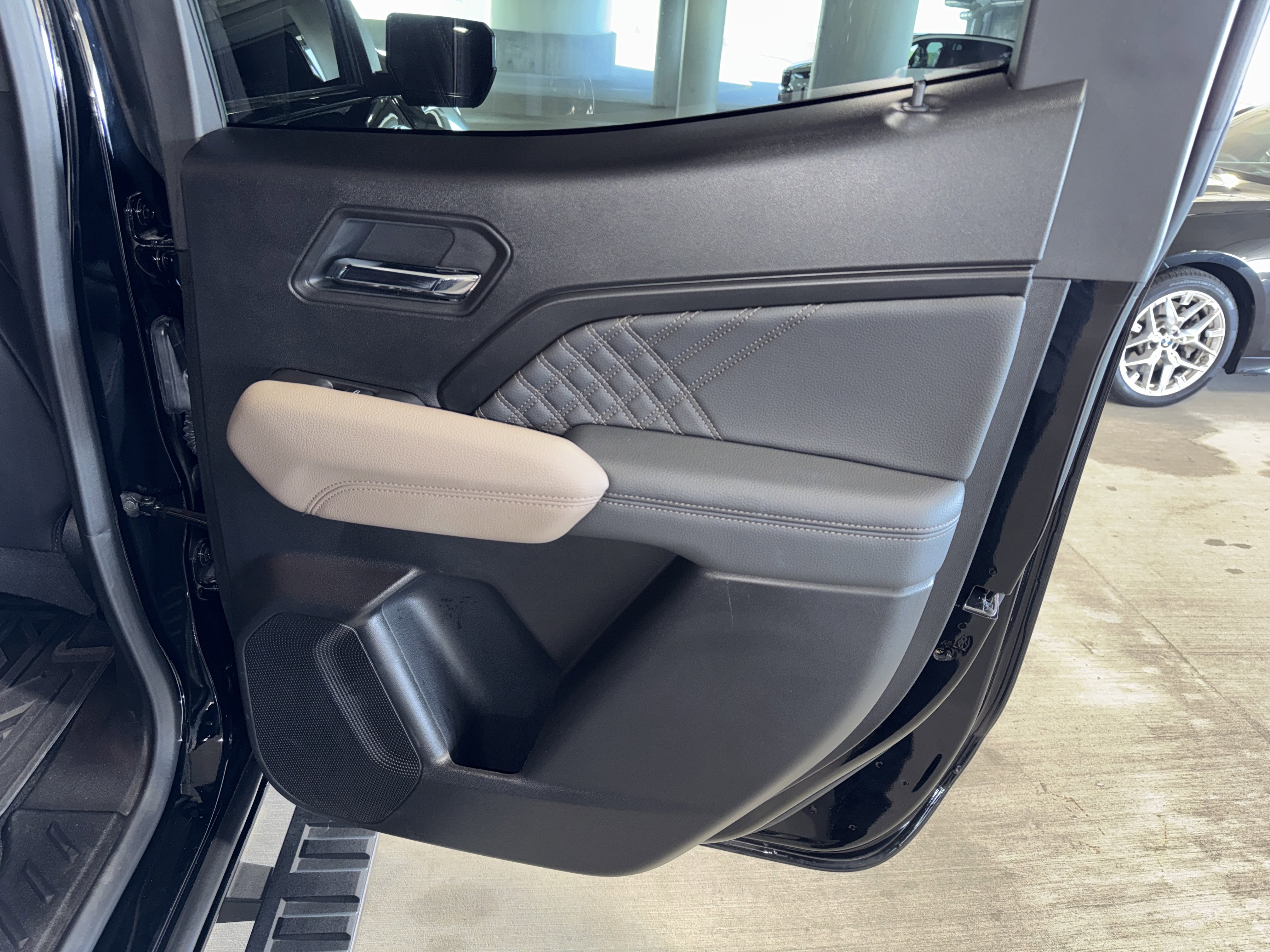 Used 2025 GMC Canyon Denali image 11