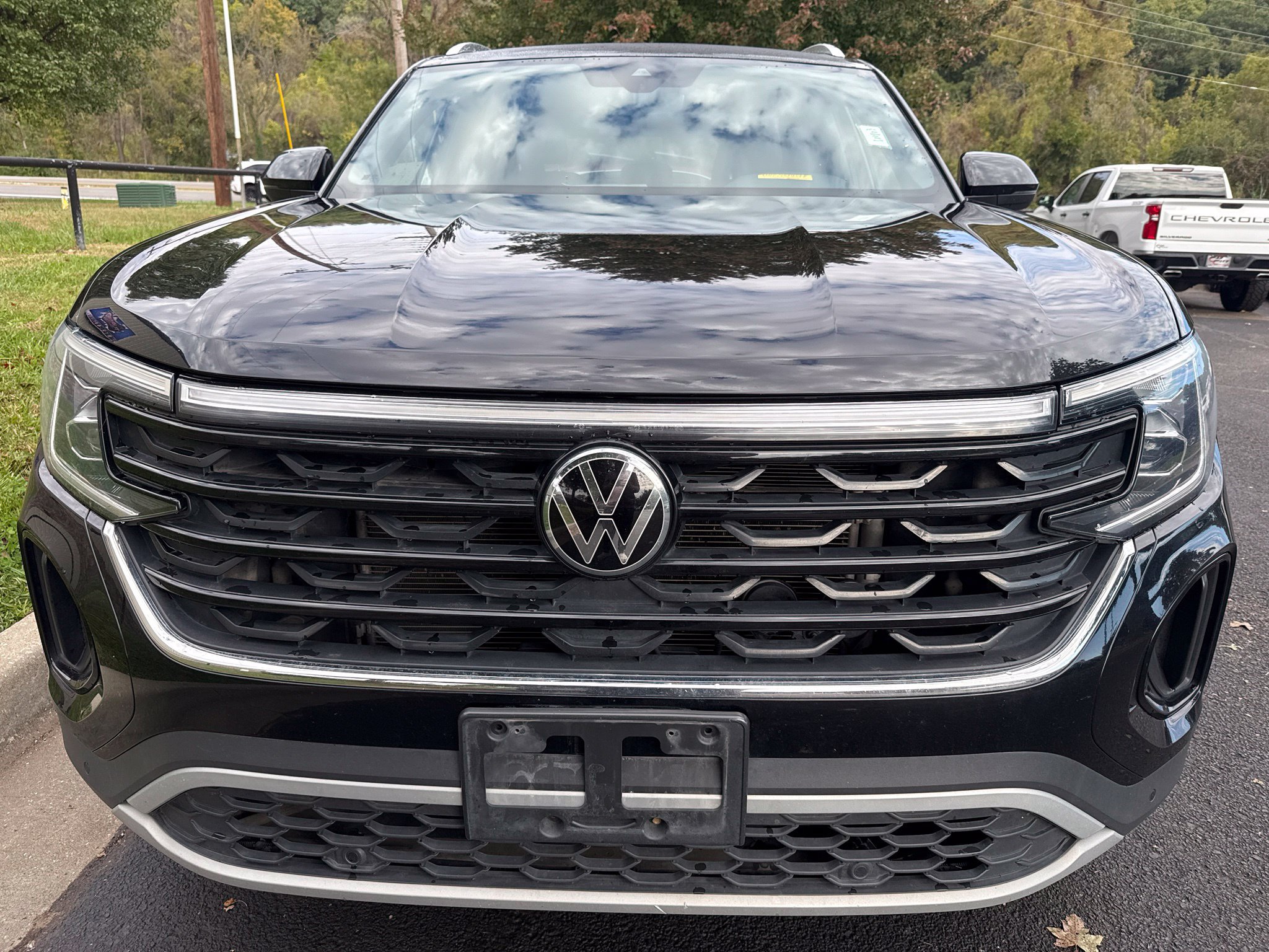 Used 2025 Volkswagen Atlas Cross Sport SE AWD/4WD image 2
