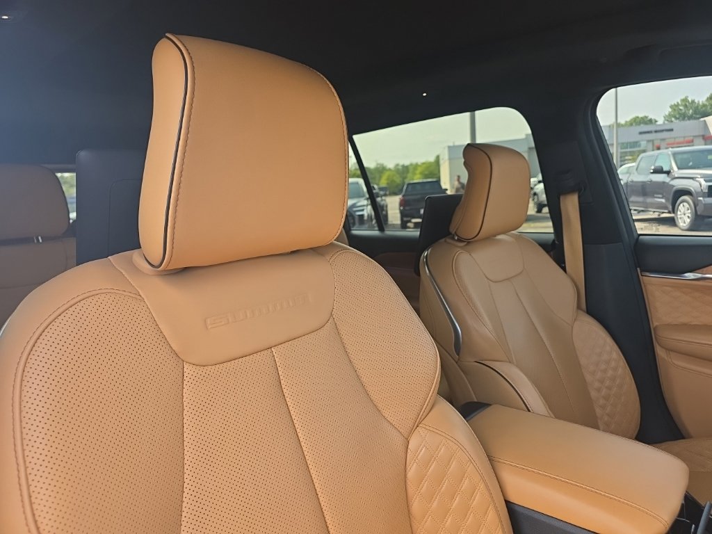 Used 2023 Jeep Grand Cherokee L Summit AWD/4WD image 11