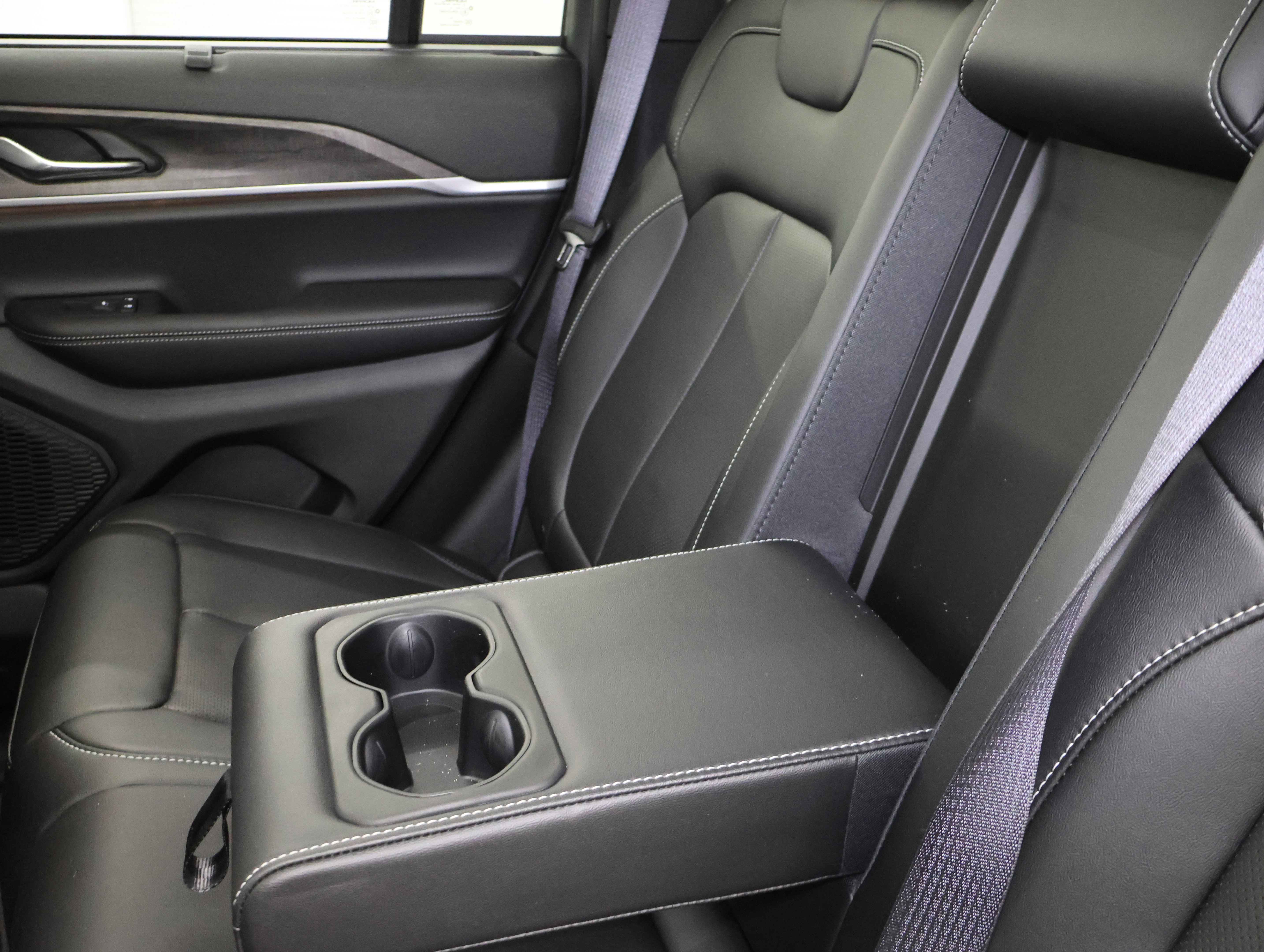 Used 2025 Jeep Grand Cherokee Limited w/ Luxury Tech Group II image 46