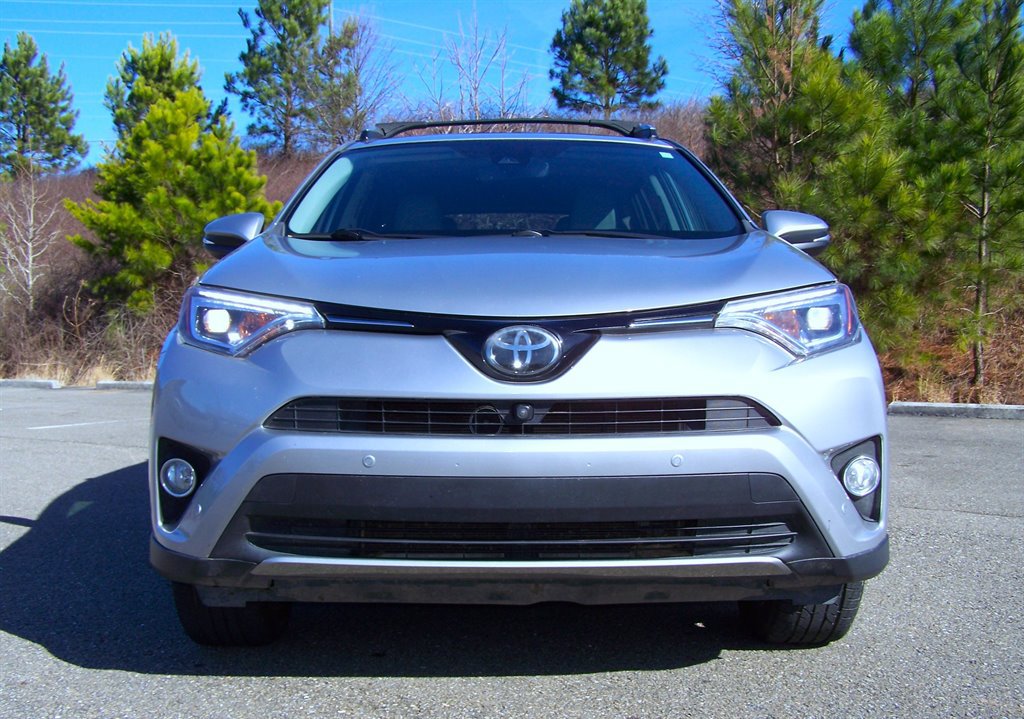 Used 2018 Toyota RAV4 Limited FWD image 19