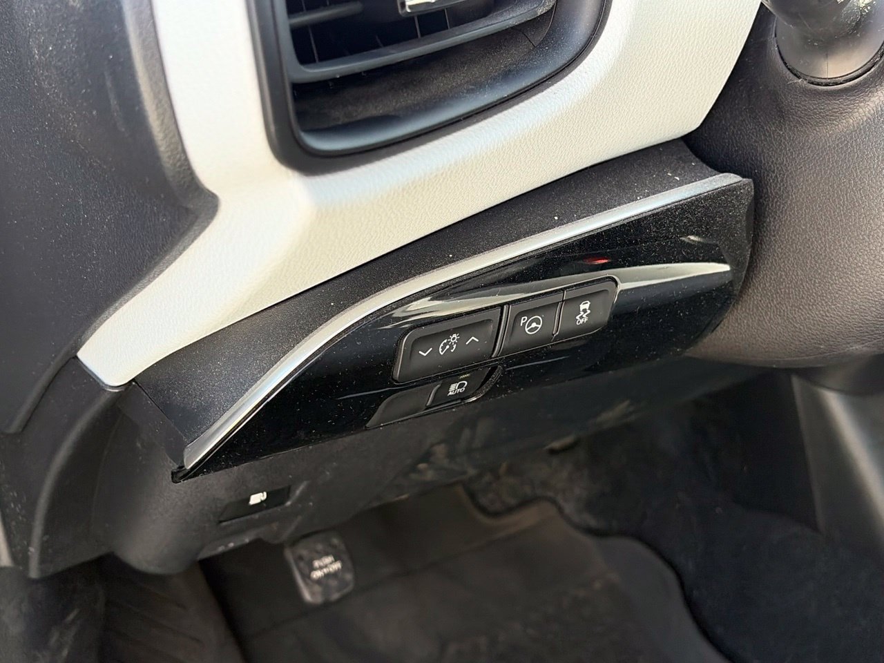 Used 2022 Toyota Prius LE FWD image 7