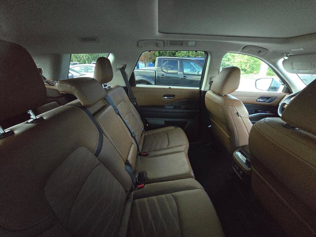 Used 2024 Nissan Pathfinder Platinum w/ Cargo Package AWD/4WD image 8