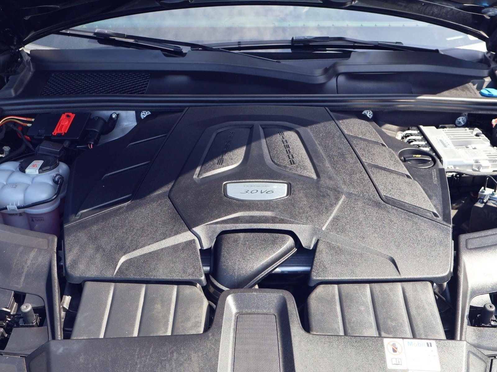 Certified 2023 Porsche Cayenne Platinum Edition image 25