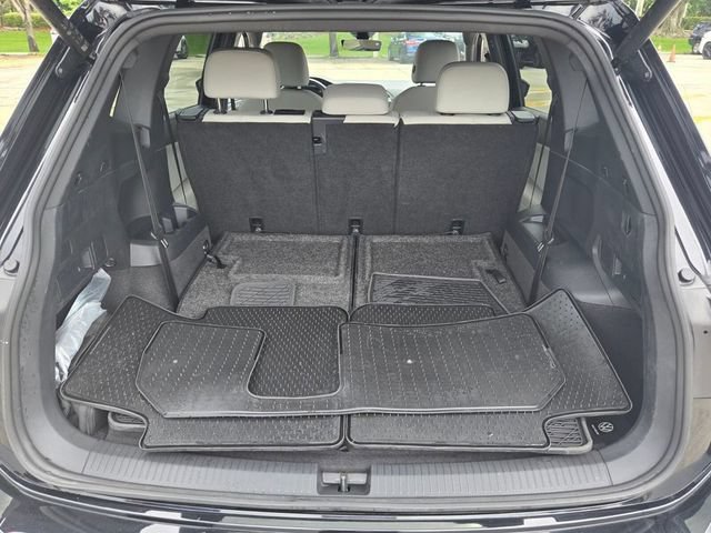 Used 2024 Volkswagen Tiguan SE R-Line FWD image 13
