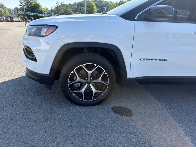 Used 2025 Jeep Compass Limited AWD/4WD image 9