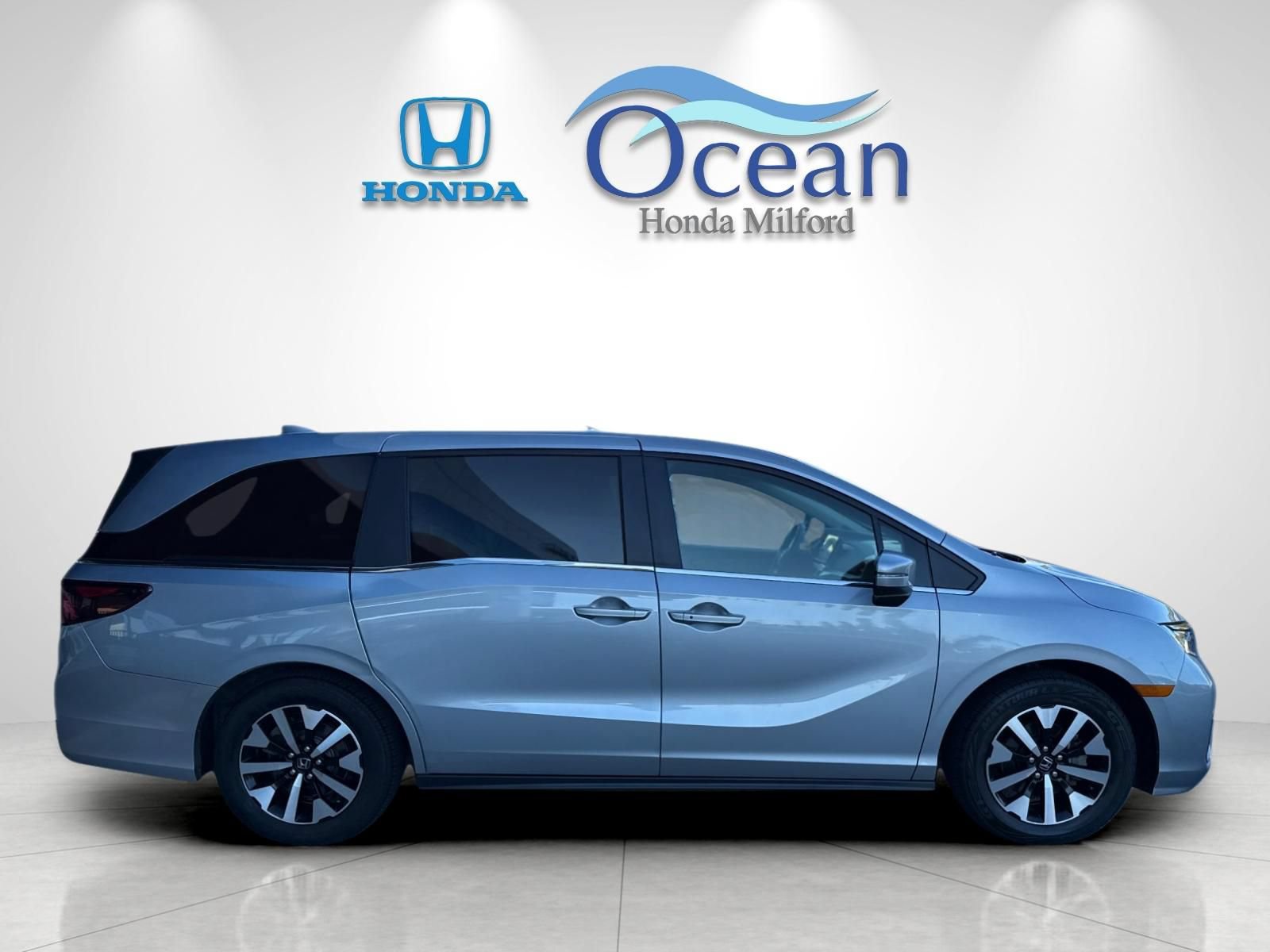 Used 2025 Honda Odyssey EX-L image 2