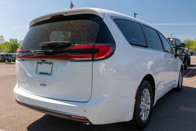 New 2027 Chrysler Pacifica Select FWD image 5