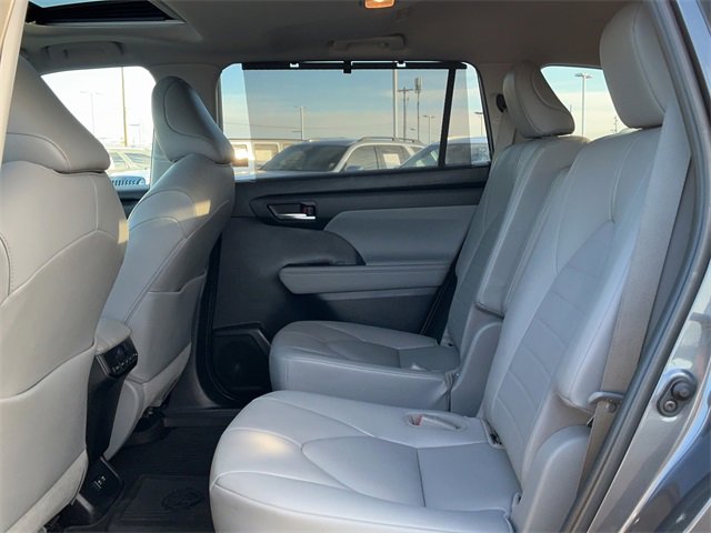 Used 2021 Toyota Highlander XLE image 14