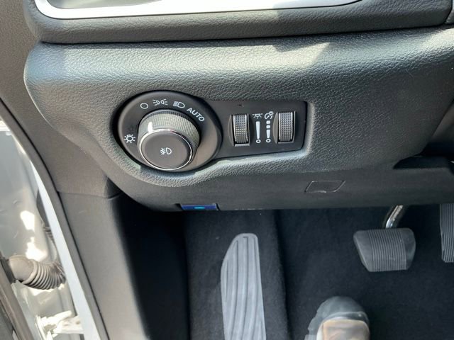 Used 2025 Chrysler Pacifica Select FWD image 19