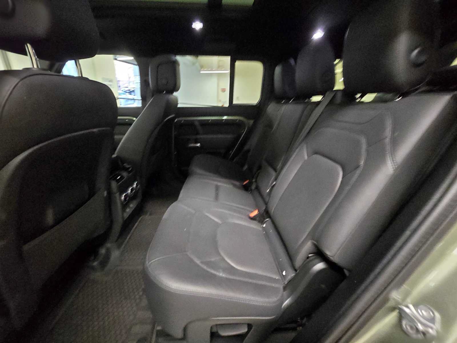 Used 2025 Land Rover Defender 130 X-Dynamic SE AWD/4WD image 15