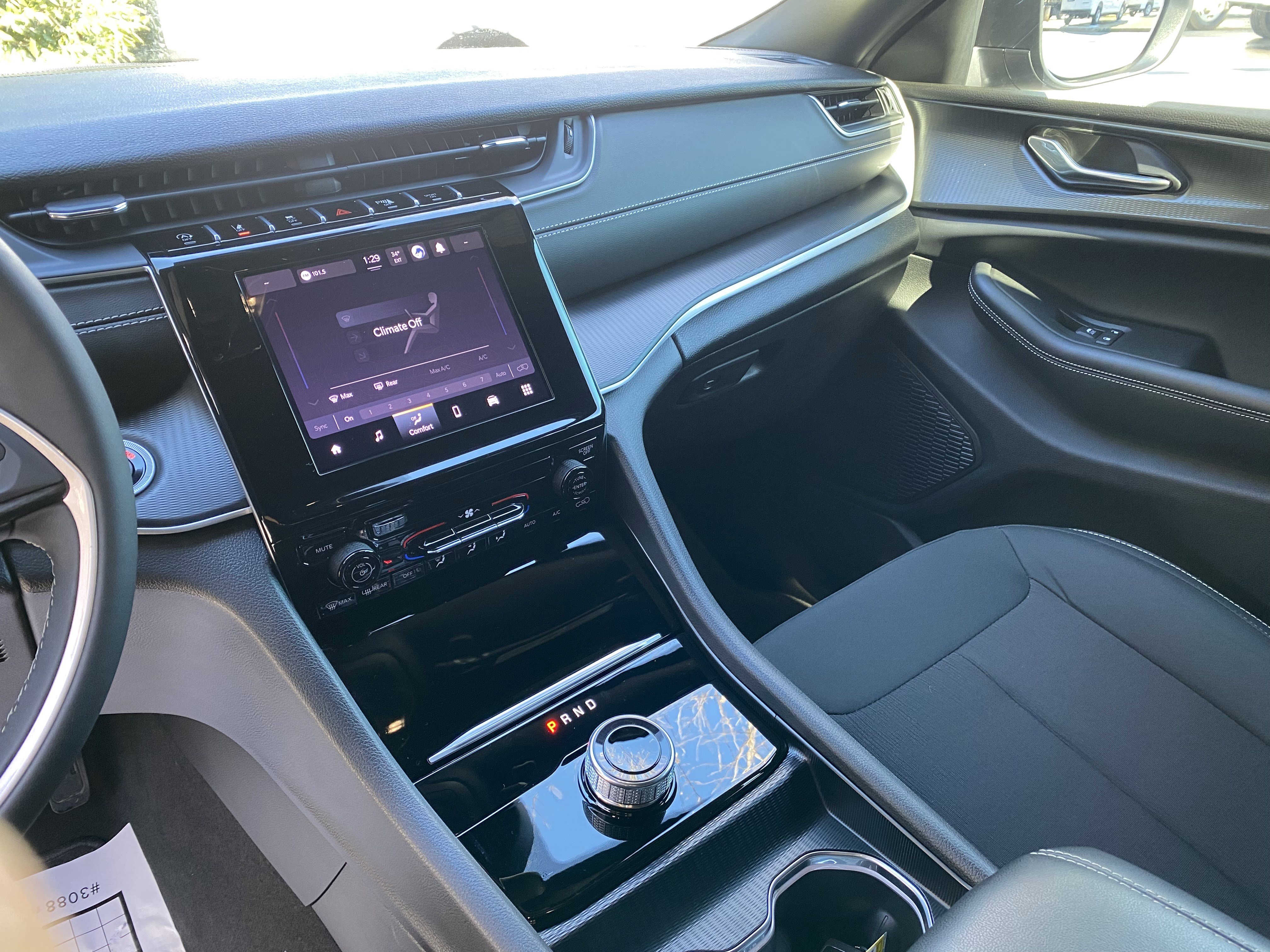 Used 2025 Jeep Grand Cherokee Laredo X image 23