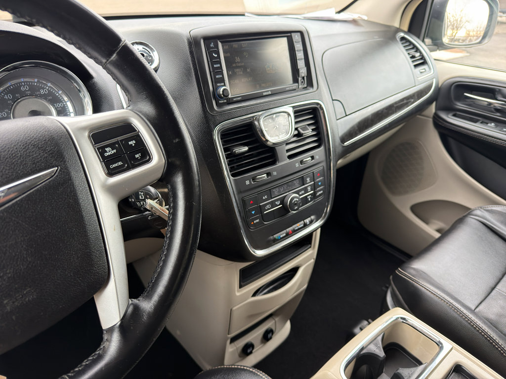Used 2014 Chrysler Town & Country Touring image 18