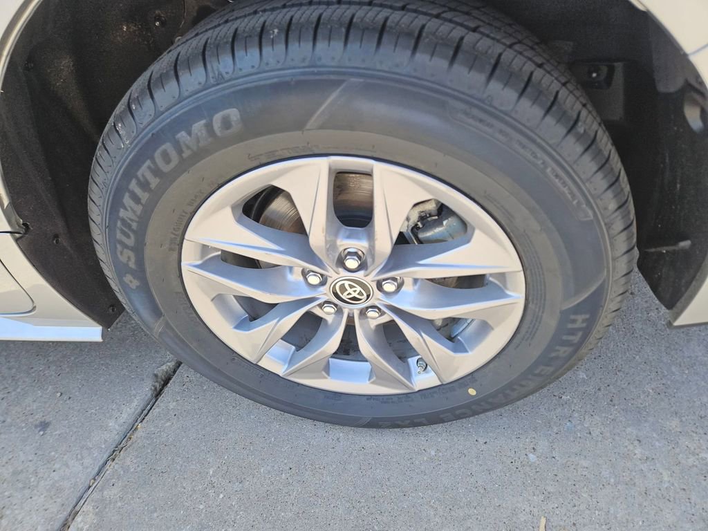 Used 2025 Toyota Sienna LE image 24