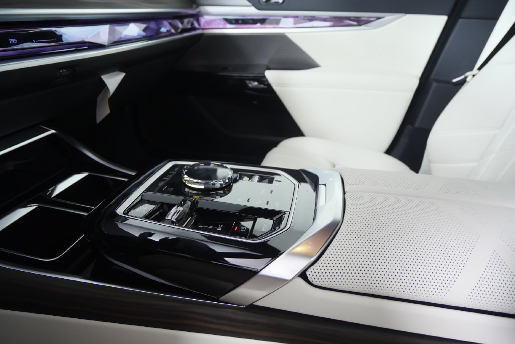 New 2026 BMW 750e xDrive AWD/4WD image 23