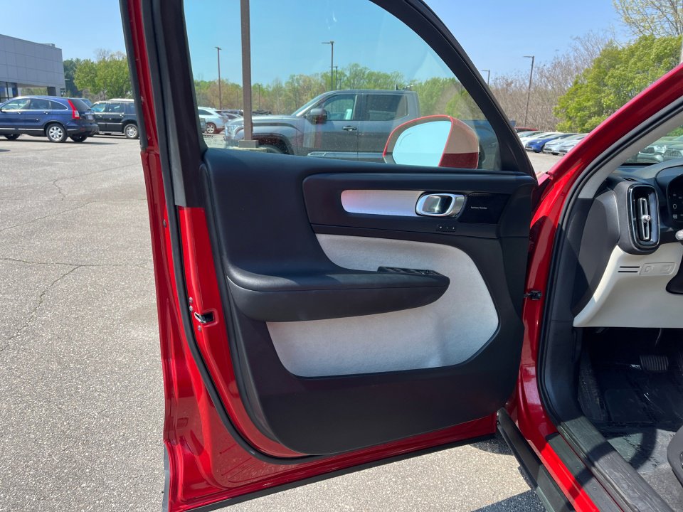 Used 2019 Volvo XC40 T4 Momentum image 33