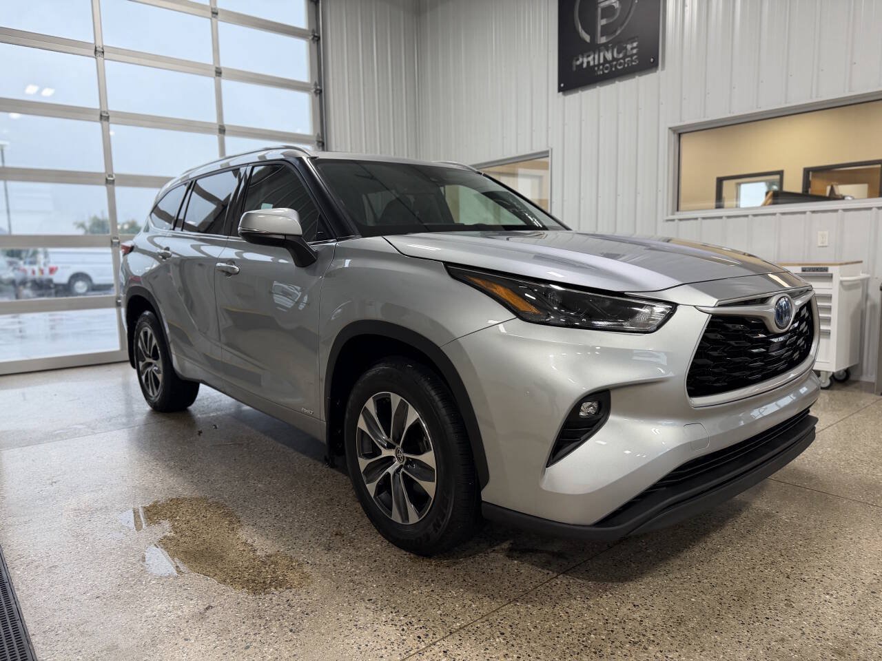 Used 2022 Toyota Highlander XLE AWD/4WD image 3